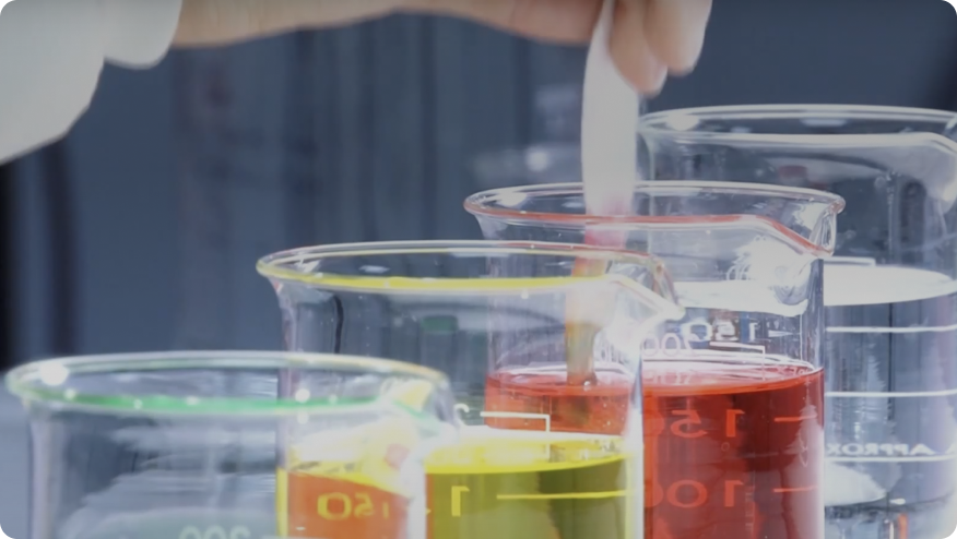 un grupo de vasos de plástico con líquido