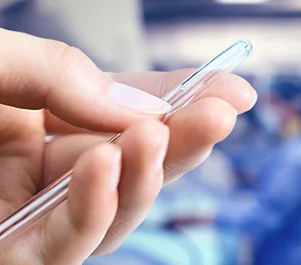 una persona sosteniendo un bolígrafo