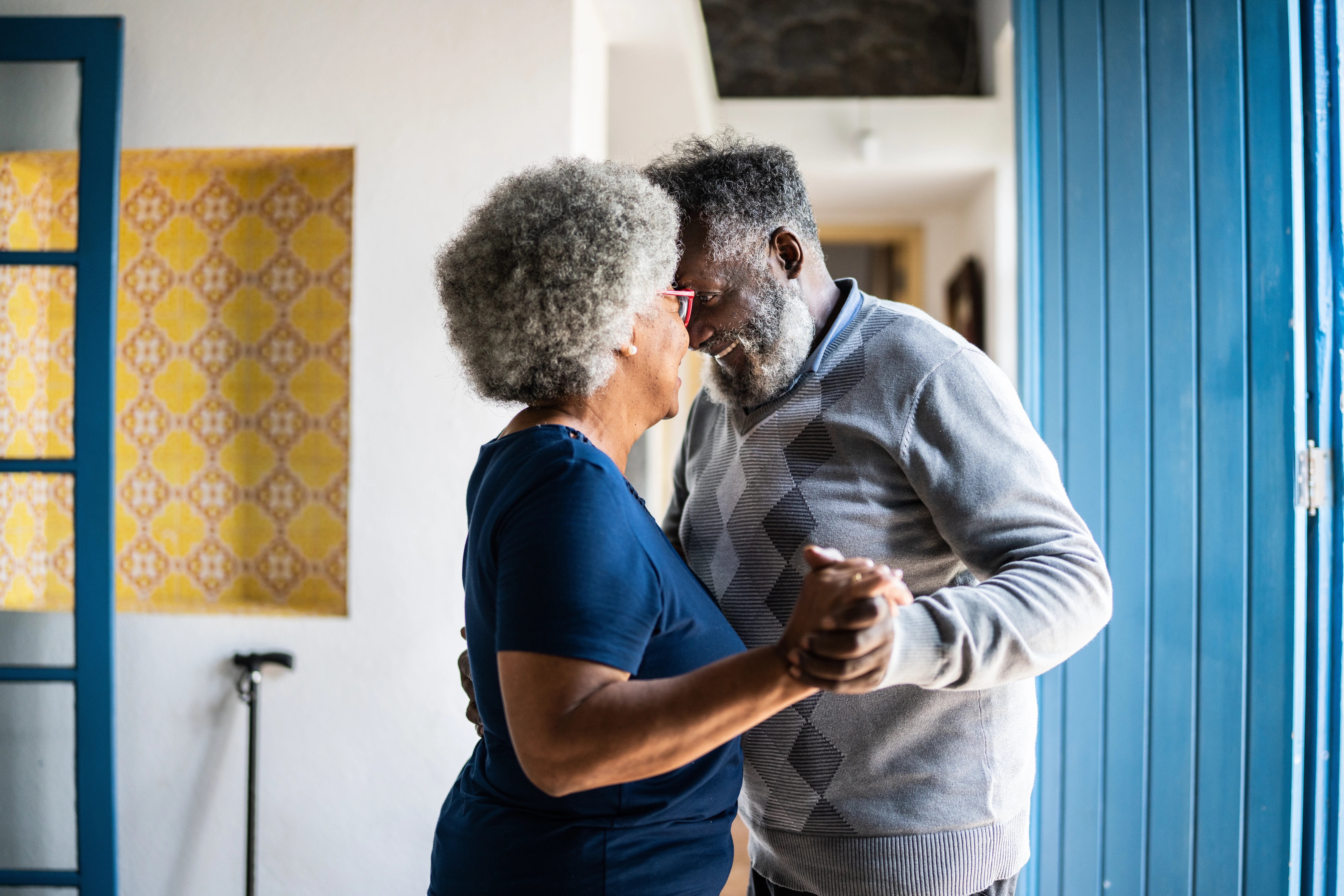 un uomo e una donna che si baciano