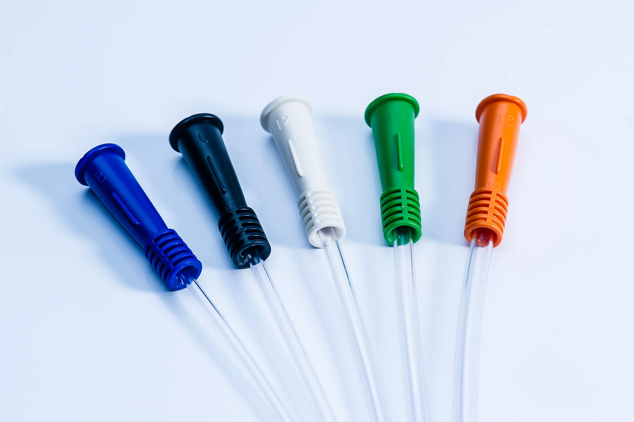 um grupo de escovas de dentes de cores diferentes