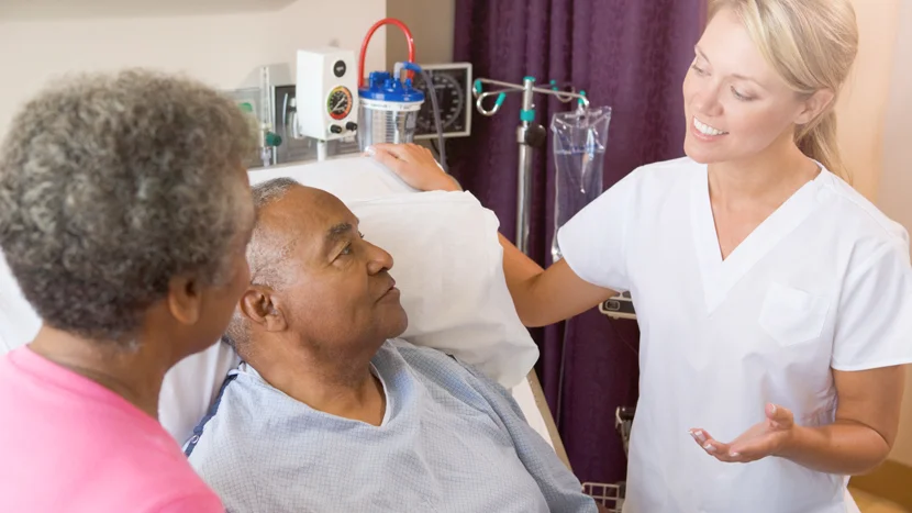 Un médico hablando con un paciente
