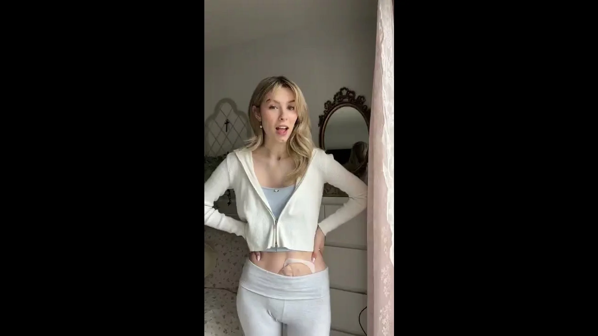 Et videominiatyrbilde som viser Paula som veileder oss gjennom produktene hun pakker for en helgetur med stomien sin.